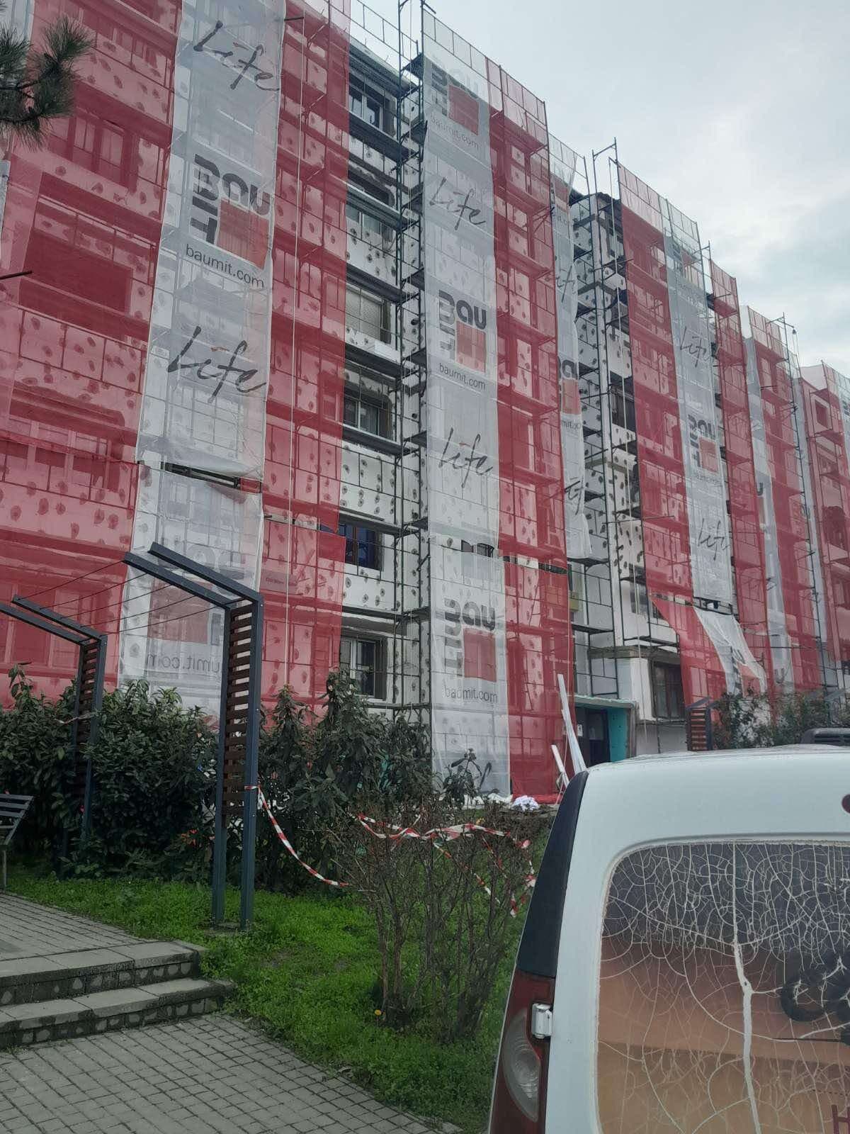 Скеле пред вход на блок по време на саниране