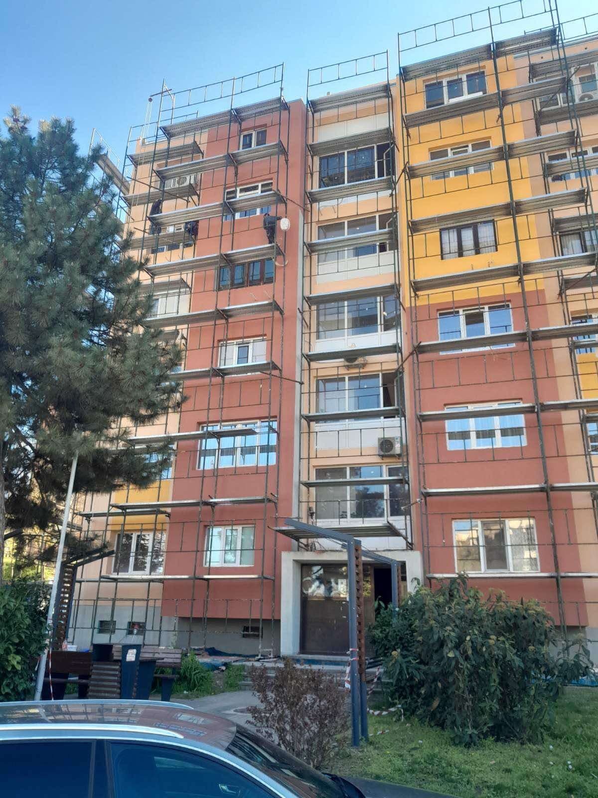Тухлен блок със скеле и започната топлоизолация