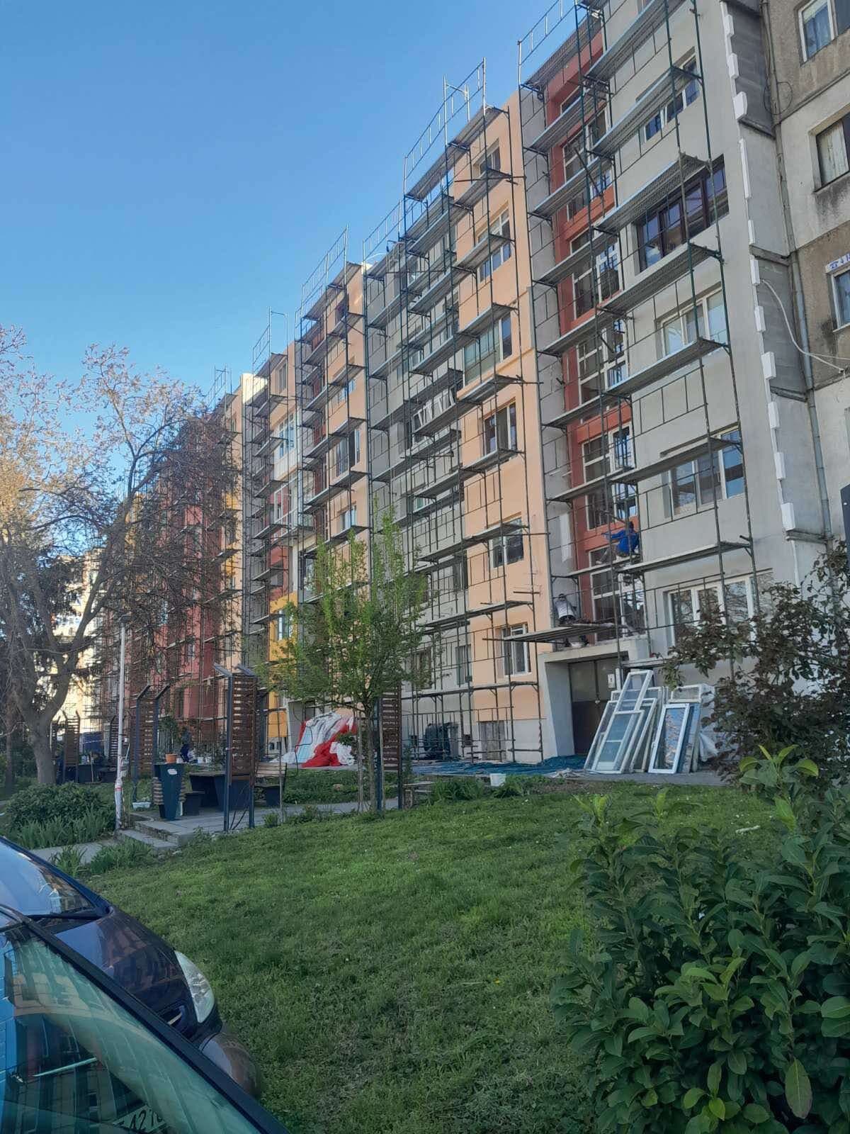 Панелен блок със скеле откъм двора
