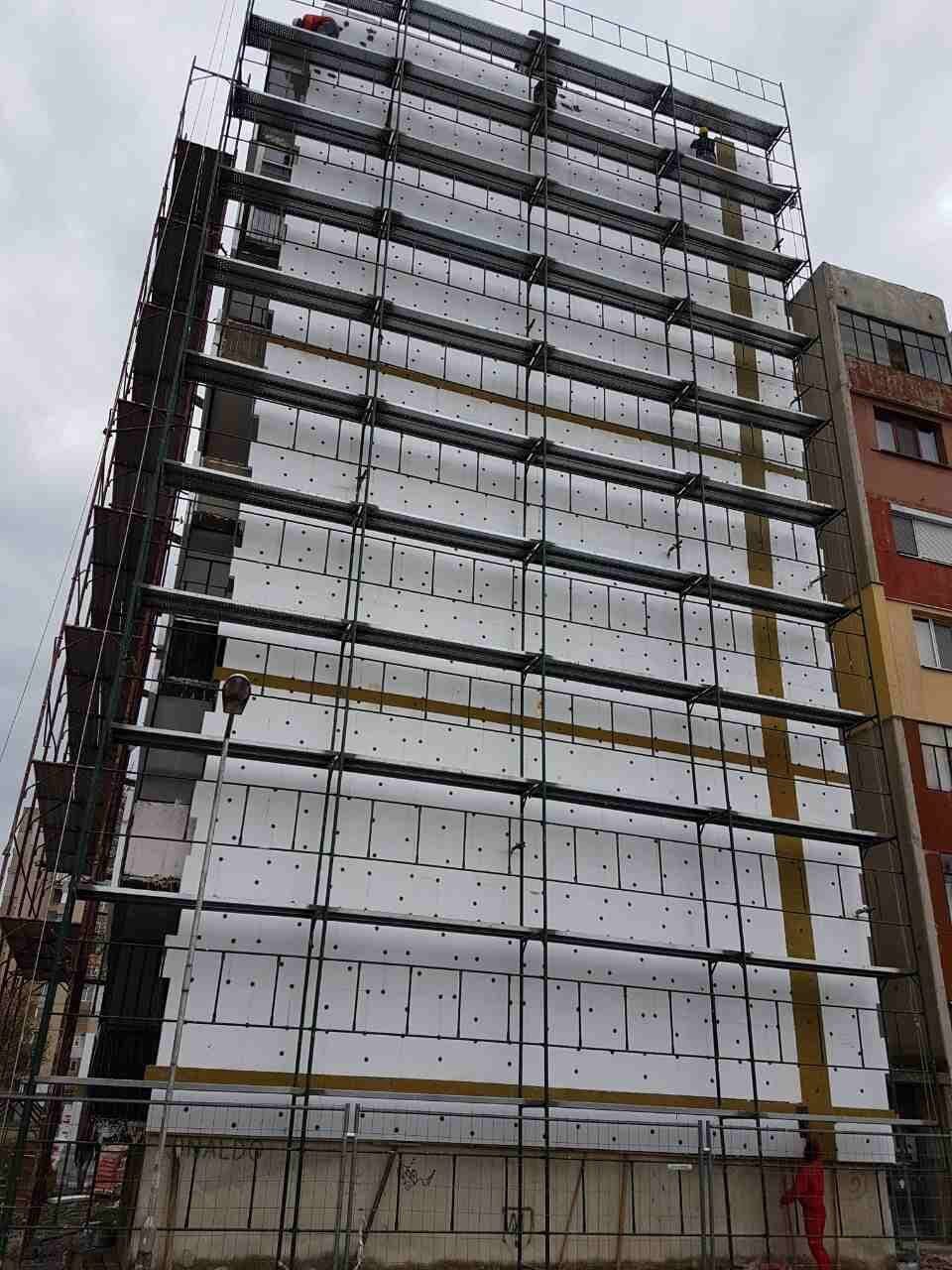 Скеле по цялата височина на многоетажен блок