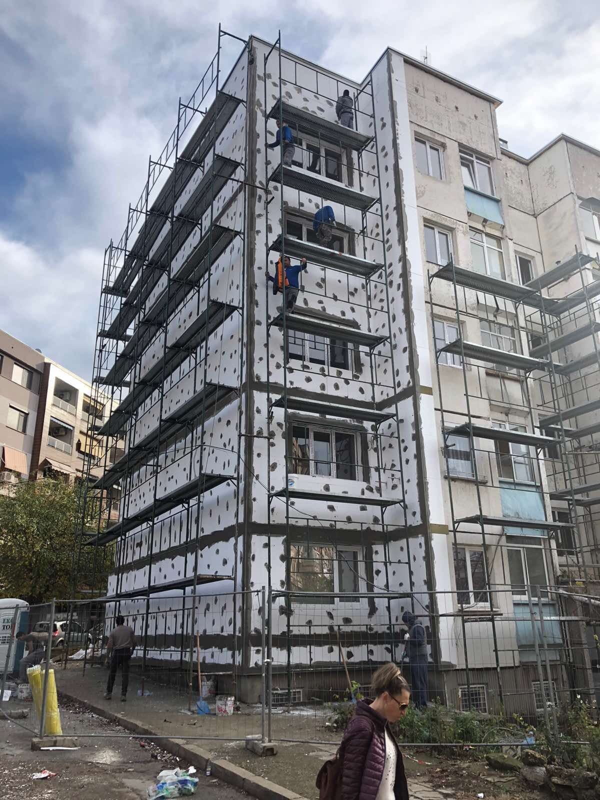 Блок със скеле и положена топлоизолация